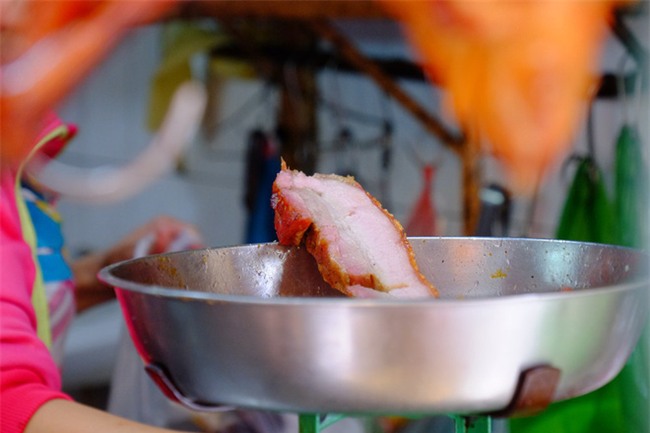 Bán cả ngàn con vịt quay, heo quay thu hàng chục triệu ngày vía Thần tài - Ảnh 6.