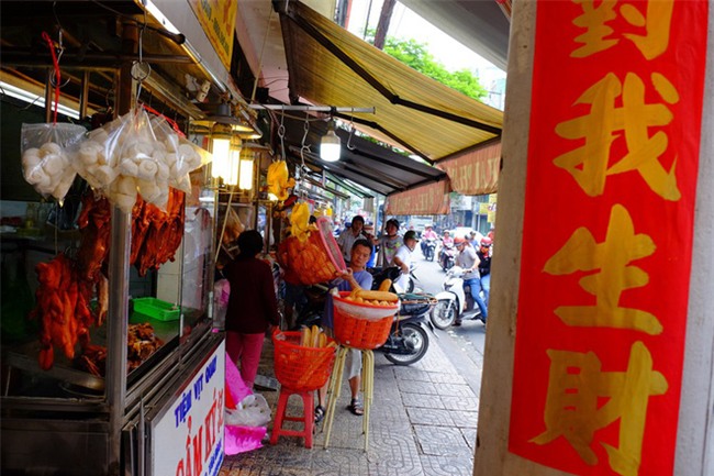 Bán cả ngàn con vịt quay, heo quay thu hàng chục triệu ngày vía Thần tài - Ảnh 8.