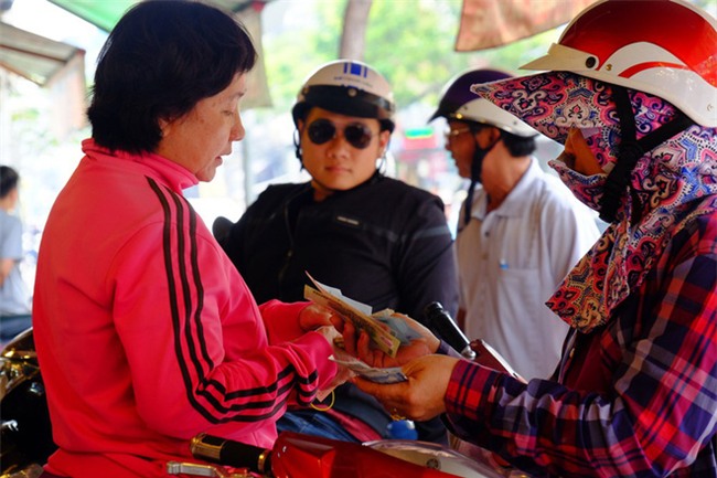 Bán cả ngàn con vịt quay, heo quay thu hàng chục triệu ngày vía Thần tài - Ảnh 9.