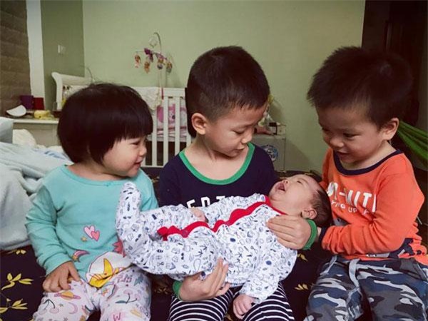 day con tu lap tu nho, me "5 nam sinh lien 4 con" van nhan tenh, doc sach moi ngay - 7