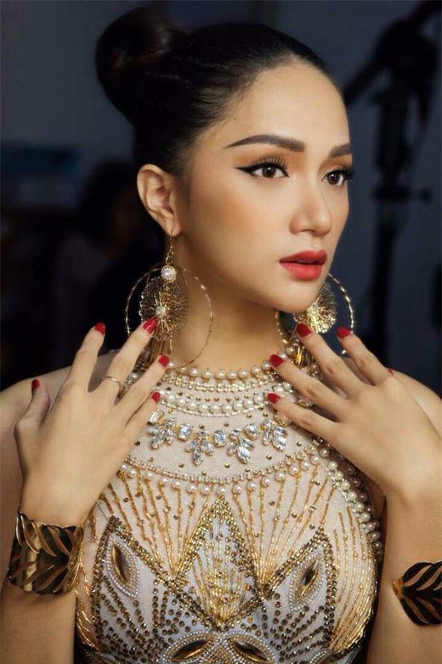 trang phuc dan toc hoanh trang cua huong giang tai hoa hau chuyen gioi duoc he lo - 1