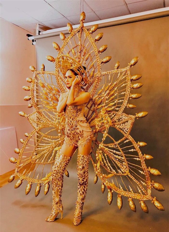 trang phuc dan toc hoanh trang cua huong giang tai hoa hau chuyen gioi duoc he lo - 3