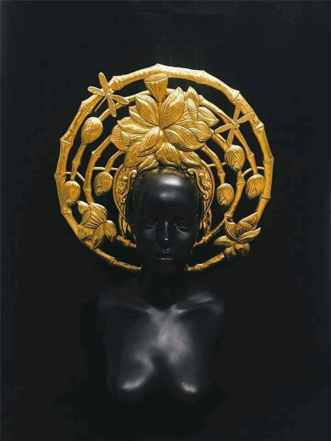 trang phuc dan toc hoanh trang cua huong giang tai hoa hau chuyen gioi duoc he lo - 4