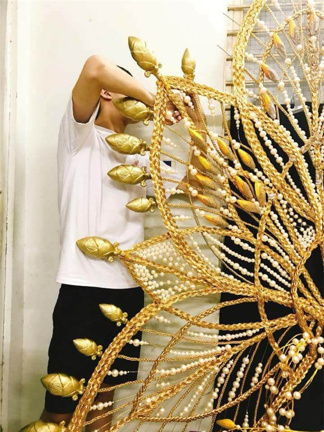 trang phuc dan toc hoanh trang cua huong giang tai hoa hau chuyen gioi duoc he lo - 5