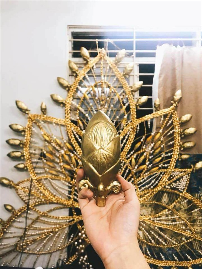 trang phuc dan toc hoanh trang cua huong giang tai hoa hau chuyen gioi duoc he lo - 6