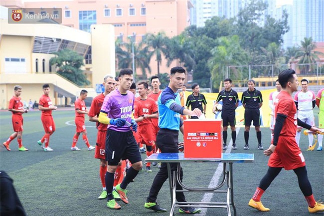 Ca sĩ Tuấn Hưng và diễn Việt Anh quyên góp được hơn 100 triệu ủng hộ thủ môn U23 Việt Nam có mẹ ung thư - Ảnh 11.