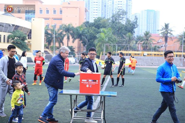 Ca sĩ Tuấn Hưng và diễn Việt Anh quyên góp được hơn 100 triệu ủng hộ thủ môn U23 Việt Nam có mẹ ung thư - Ảnh 12.