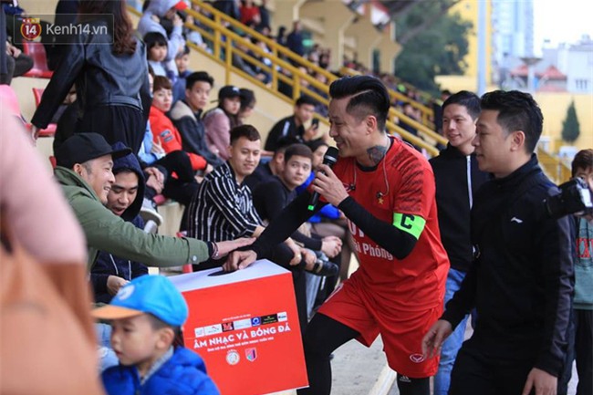 Ca sĩ Tuấn Hưng và diễn Việt Anh quyên góp được hơn 100 triệu ủng hộ thủ môn U23 Việt Nam có mẹ ung thư - Ảnh 15.