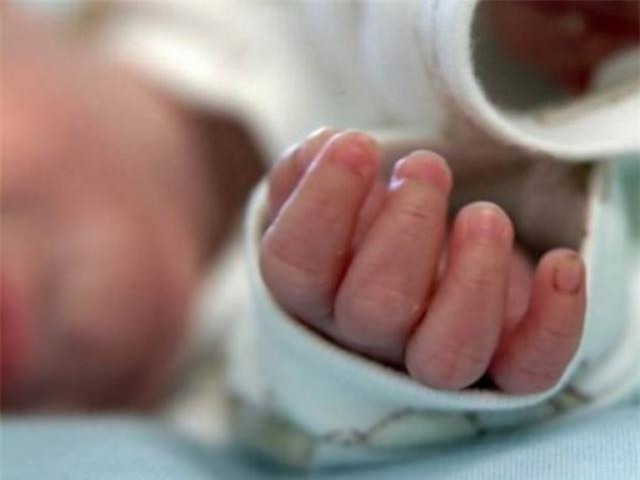 Những rủi ro đáng sợ mẹ nên nhớ sau vụ bé 4 tháng tử vong khi tự bú bình-1