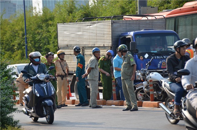 Ngã vào làn đường ô tô khi qua hầm Thủ Thiêm, nam thanh niên 21 tuổi bị xe tải cán tử vong - Ảnh 2.