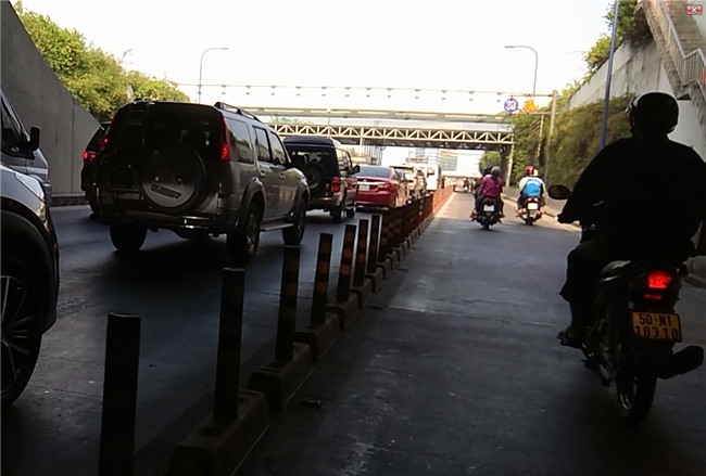 Ngã vào làn đường ô tô khi qua hầm Thủ Thiêm, nam thanh niên 21 tuổi bị xe tải cán tử vong - Ảnh 3.