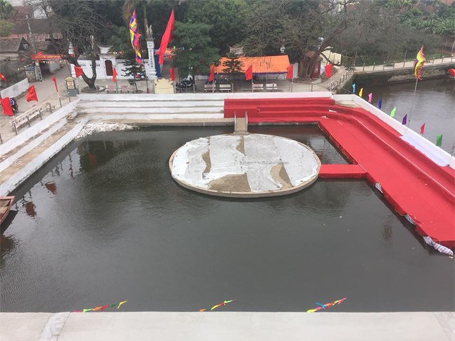 Hà Nội: Nhiều nữ vật thủ về so tài trên sới vật nổi lềnh bềnh giữa ao - Ảnh 1.