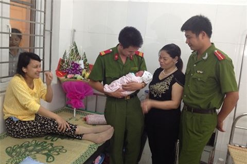 Gặp lại cháu bé và hai người lính hình sự trong ca đỡ đẻ vô tiền khoáng hậu