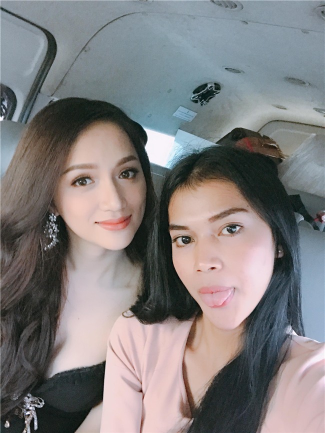 Vừa có mặt tham dự Hoa hậu Chuyển giới Quốc tế, Hương Giang đã xuất hiện nổi bật trên báo Thái - Ảnh 2.