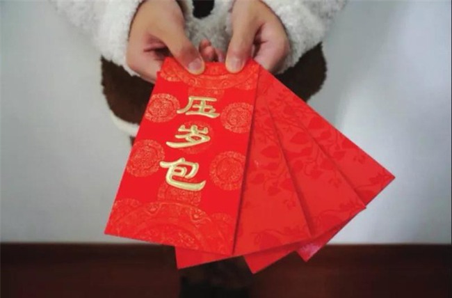 Mẹ dùng hơn trăm triệu tiền mừng tuổi của con để mua túi xách cho bản thân gây tranh cãi - Ảnh 1.