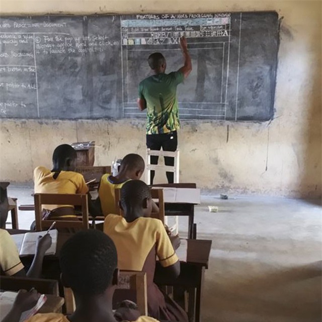 Thầy giáo Owura Kwadwo tại vùng Kumasi, Ghana dùng phấn và bảng đen để dạy IT.