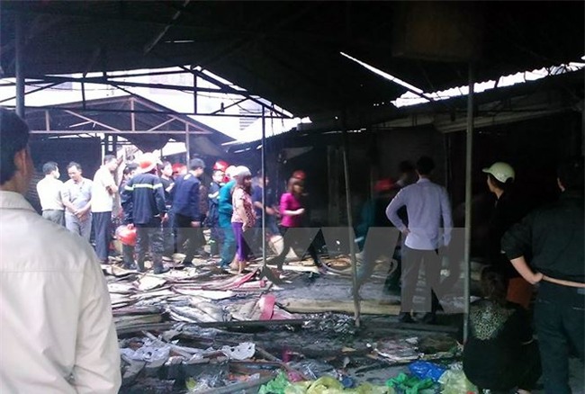 Kinh hãi đốt vàng mã đốt luôn cả cây xăng, gây chết người