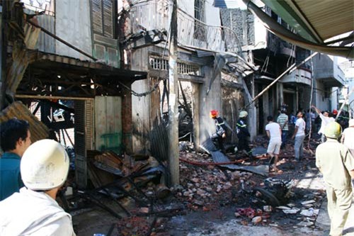 Kinh hãi đốt vàng mã đốt luôn cả cây xăng, gây chết người