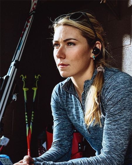 Mới 22 tuổi song Mikaela Shiffrin đã thu về được 41 chiến thắng tại các giải thế giới. Và ngoài tài năng nổi bật, nữ vận động viên người Mỹ còn khiến cho công chúng phải xao xuyến với nhan sắc quá đỗi xinh đẹp, căng tràn sức sống. Tại Olympic Pyeongchang, Shiffrin cũng đã xuất sắc giành được một huy chương vàng ở nội dung trượt băng xuống dốc có chướng ngại vật lớn.