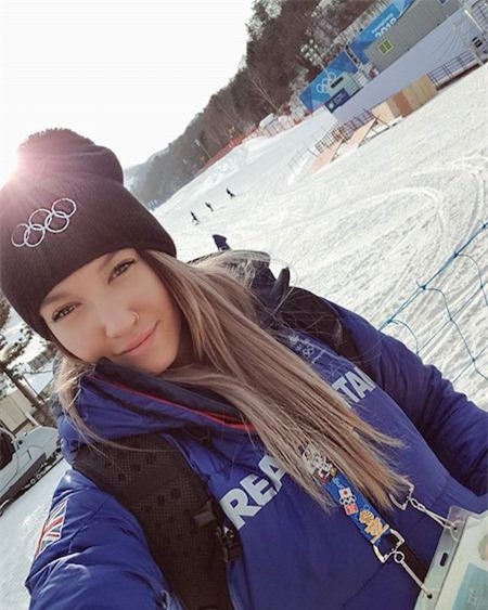 Bốn năm sau chấn thương kinh hoàng tại Olympic Sochi, nữ vận động viên trượt truyết người Anh Rowan Cheshire đã xuất sắc trở lại với Olympic Pyeongchang 2018 và dáng vẻ xinh đẹp, tự tin của Cheshire lại thêm một lần khiến người hâm mộ “điên đảo”.