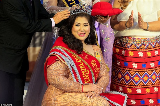 Khi nhan sắc của những cô nàng ngoại cỡ được tôn vinh: Cuộc thi nhằm chọn ra hoa hậu có phẩm chất giống loài voi nhất - Ảnh 3.