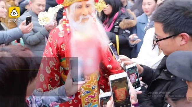 Ngày Thần Tài Trung Quốc: Thần Tài nghiêng ngả, mất râu, mất mũ khi người dân giành giật, tranh nhau xin vía vái cho cả năm - Ảnh 3.
