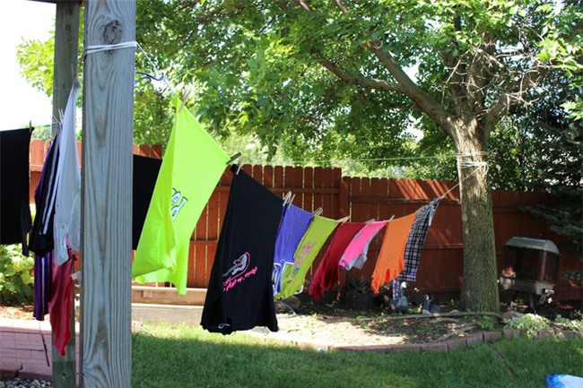 Trong thời tiết như hiện nay nhất định phải cẩn thận với quần áo ẩm kẻo rước hoạ vào thân - Ảnh 1.