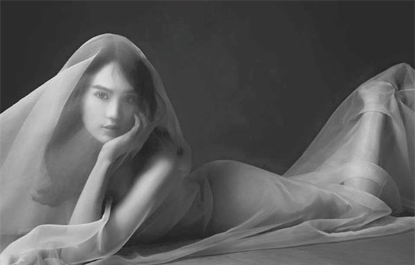 Sau khi tung ảnh nóng, Ngọc Trinh tiếp tục đốt mắt fans bằng clip khoe thân táo bạo-2