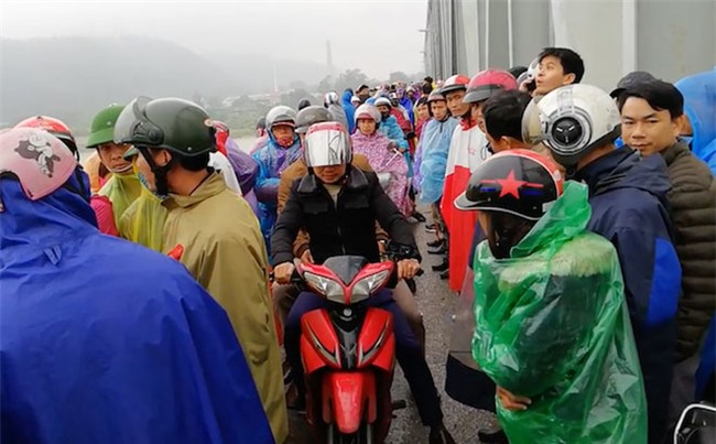 Hàng trăm người đứng chật cầu theo dõi tìm kiếm người phụ nữ nhảy sông tự tử