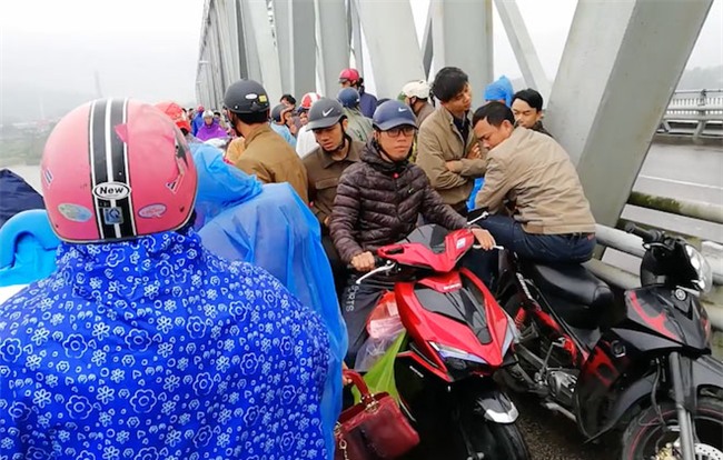 Hàng trăm người đứng chật cầu theo dõi tìm kiếm người phụ nữ nhảy sông tự tử