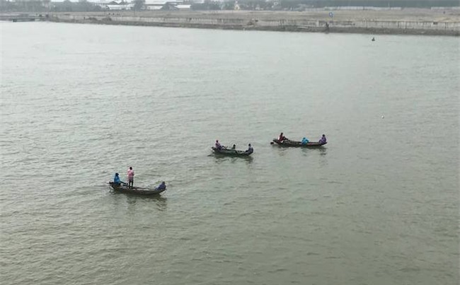 Hàng trăm người đứng chật cầu theo dõi tìm kiếm người phụ nữ nhảy sông tự tử