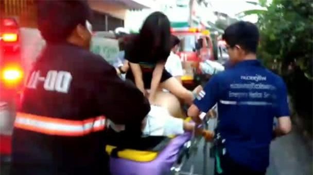 Cứu giúp nạn nhân hỏa hoạn, tình nguyện viên xinh đẹp vẫn bị ném đá, phải lên tiếng xin lỗi chỉ vì một lý do ít ai ngờ - Ảnh 1.