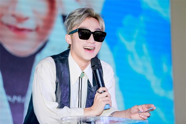 Sơn Tùng điệu quá, lên đồ mũ kính đầy đủ rồi thì môi cũng phải vừa hồng vừa bóng mềm mới chịu! - Ảnh 3.