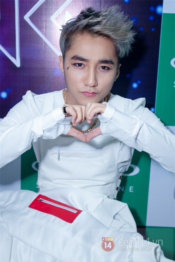 Sơn Tùng điệu quá, lên đồ mũ kính đầy đủ rồi thì môi cũng phải vừa hồng vừa bóng mềm mới chịu! - Ảnh 4.