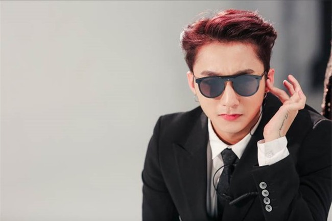 Sơn Tùng điệu quá, lên đồ mũ kính đầy đủ rồi thì môi cũng phải vừa hồng vừa bóng mềm mới chịu! - Ảnh 5.