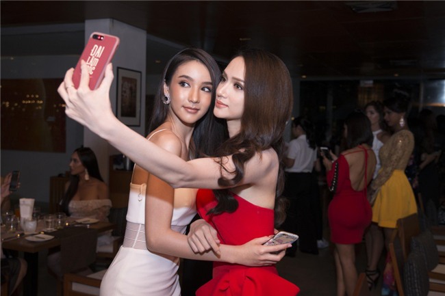 huong giang idol khong he thua kem khi dung canh hh chuyen gioi thai lan hinh anh 1