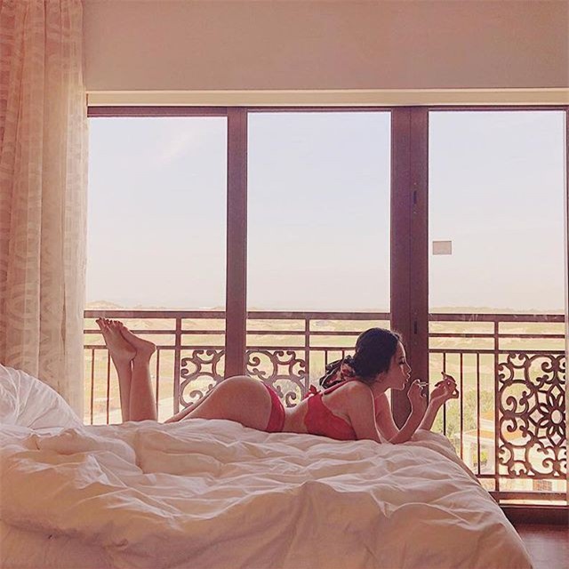 Cuộc chiến Vbiz đầu năm: Ngọc Trinh và Angela Phương Trinh đều khoe ảnh nude táo bạo, người đẹp nào nóng bỏng hơn?-7