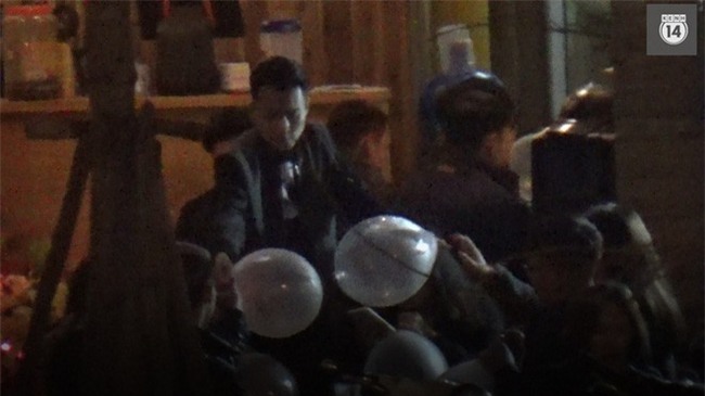 Clip: Khi bóng cười tràn ra cả vỉa hè phố lớn, được mua bán ngang nhiên như một cốc trà đá - Ảnh 3.