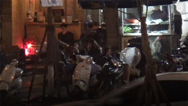 Clip: Khi bóng cười tràn ra cả vỉa hè phố lớn, được mua bán ngang nhiên như một cốc trà đá - Ảnh 7.