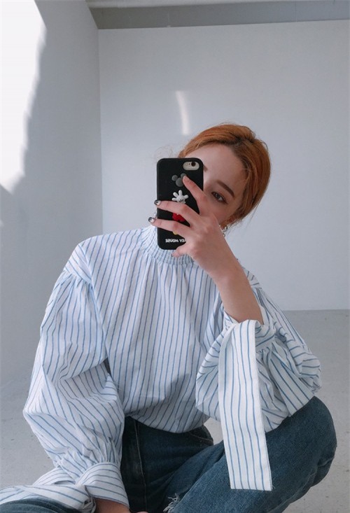 Sơ mi bèo nhún, tay bồng tưởng ‘tuyệt chủng’ lại được các sao đình đám lăng xê trở lại - Ảnh 18.