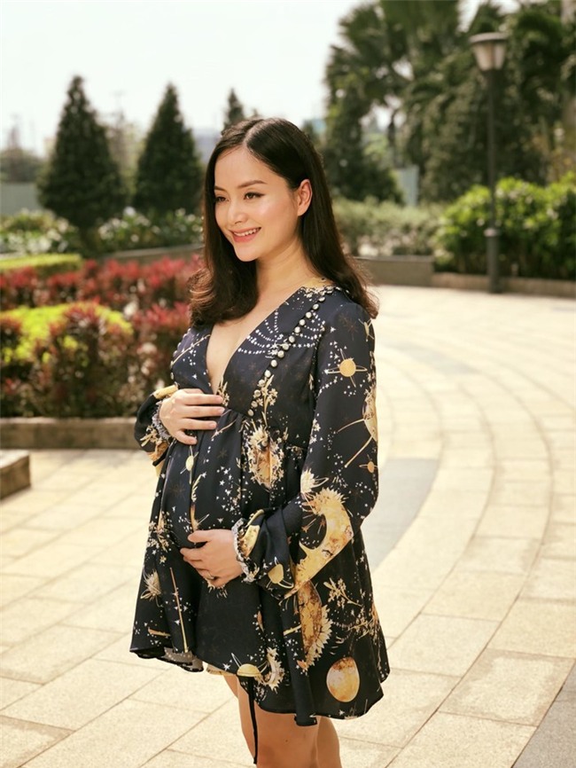 Dù đang mang thai tháng thứ 7 nhưng Lan Phương vẫn giữ được nét tươi xinh, nữ diễn viên cũng né tránh không tiết lộ giới tính em bé.   - Tin sao Viet - Tin tuc sao Viet - Scandal sao Viet - Tin tuc cua Sao - Tin cua Sao