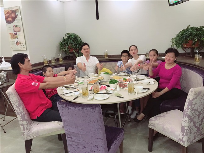 Không chỉ hiếu thảo với mẹ kế, Ngọc Trinh còn tặng quà và lì xì cho họ hàng bên mẹ-5