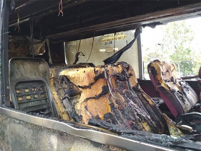 tp.hcm: xe khach boc chay du doi tren pho, hang chuc hanh khach gao khoc vi hoang loan - 2