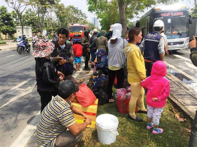 tp.hcm: xe khach boc chay du doi tren pho, hang chuc hanh khach gao khoc vi hoang loan - 3