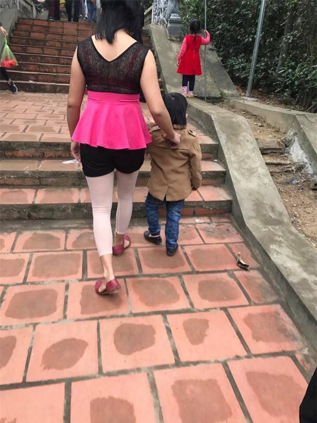 Những cô gái với phong cách ăn mặc đi lễ khiến người xem muốn xấu hổ thay - Ảnh 1.