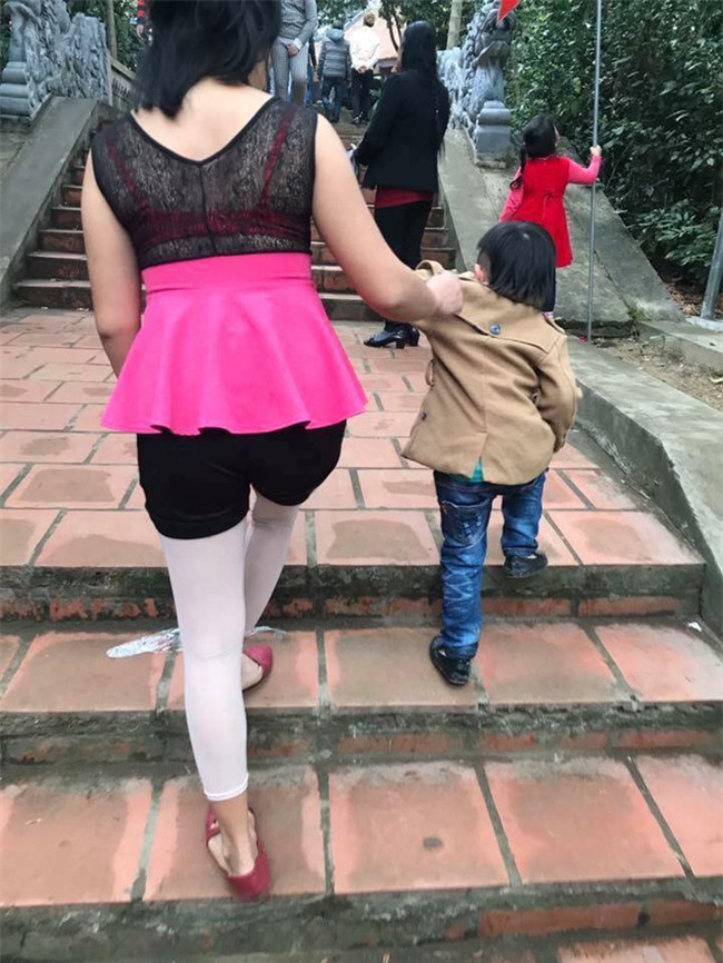 Những cô gái với phong cách ăn mặc đi lễ khiến người xem muốn xấu hổ thay - Ảnh 2.