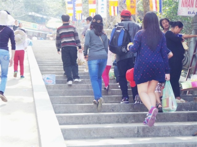 Những cô gái với phong cách ăn mặc đi lễ khiến người xem muốn xấu hổ thay - Ảnh 5.