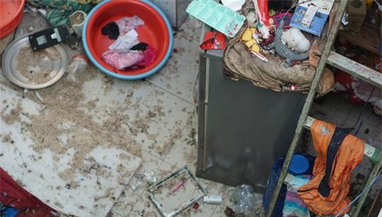 4 nguoi bi bong vi bon cau nha ve sinh phat no, boc hoa - 1