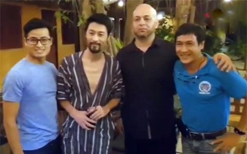 Johnny Trí Nguyễn tiếp Flores tại võ đường Liên Phong