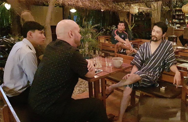 Johnny Trí Nguyễn và Flores có những trao đổi nhanh về võ thuật